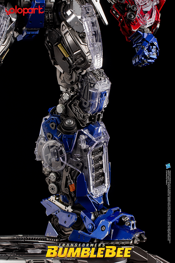 Optimus Prime 24″ Statue – [Deluxe Version]